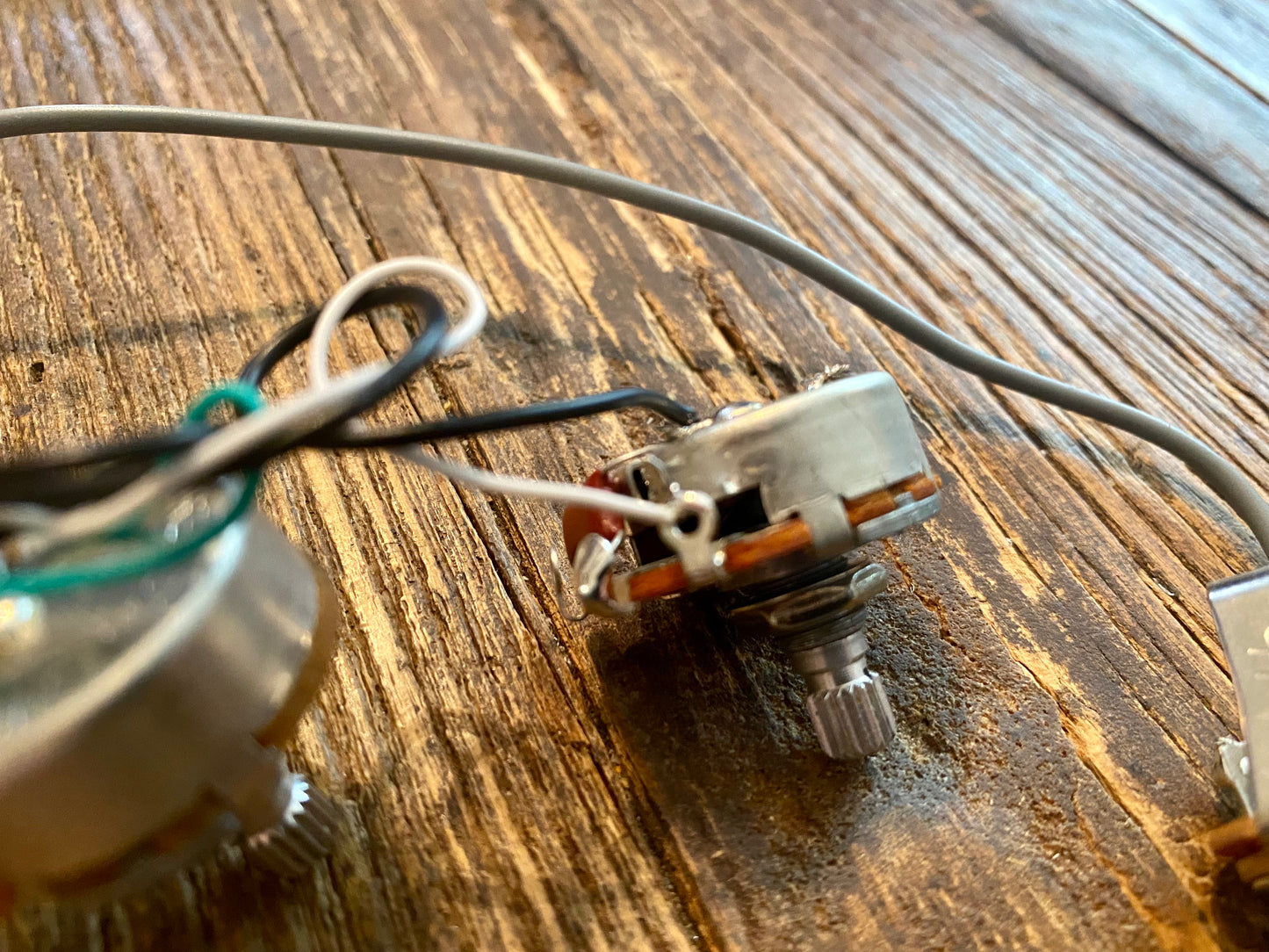 Epiphone Flying V Wiring Harness | Pots, Gold Toggle w/ Amber Tip, Gold Jack